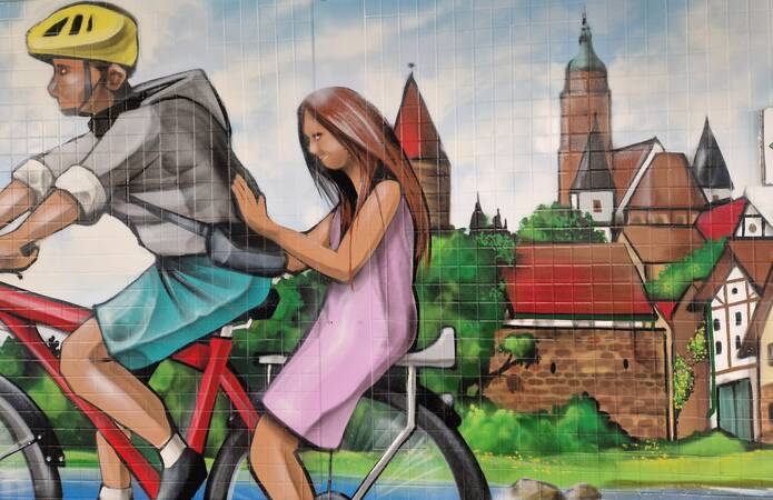 Stilisierte Radfahrer und Altstadt in der Bahnhofsunterführung Weil der Stadt