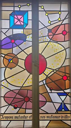 Ein Mosaikfenster im Rathaus, welches die Planeten zeigt