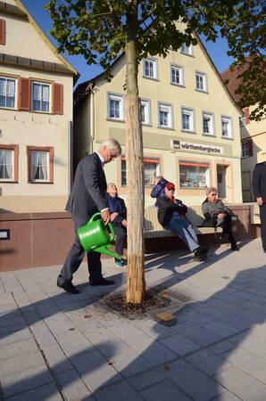 Ulf Merbold pflegt dem ihm gewidmeten Baum