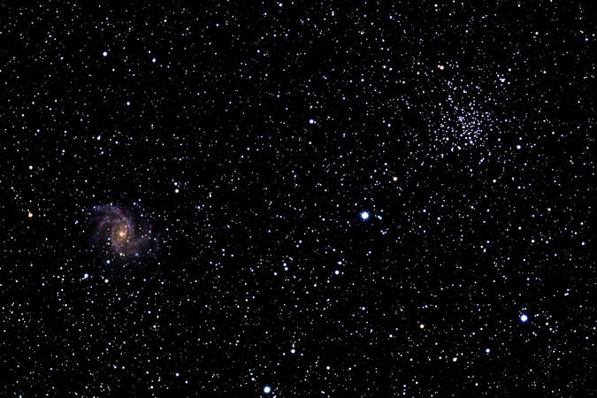 (N6946) links Galaxie 10 Mio. Lichtjahre entfernt, rechts offener Sternhaufen 10000 Lichtjahre entfernt