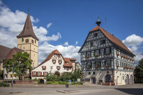 Kirchenburg von mit Torbogenhaus und Rathaus in Merklingen