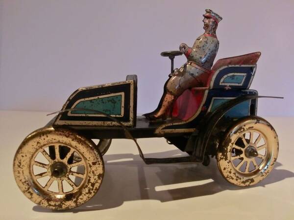 Torbogenhaus Spielzeugausstellung, Wagen mit Männchen