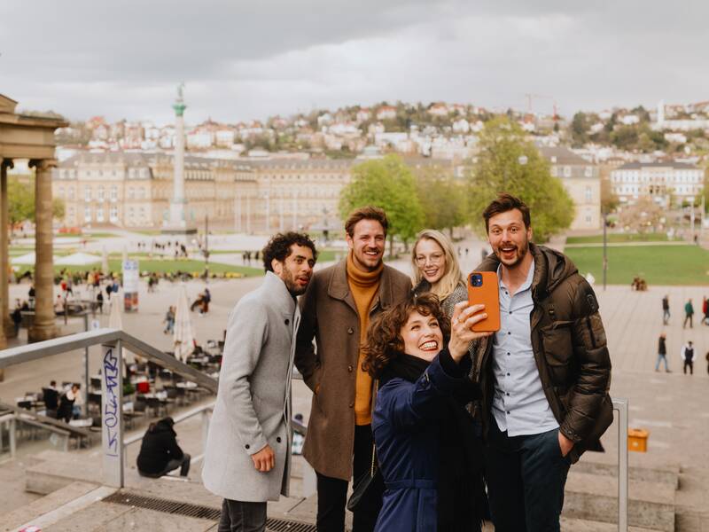 Freunde machen Selfie am Stuttgarter Schlossplatz