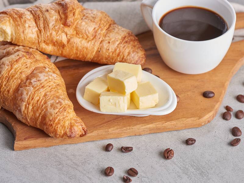 Kaffee mit Croissants und Butter