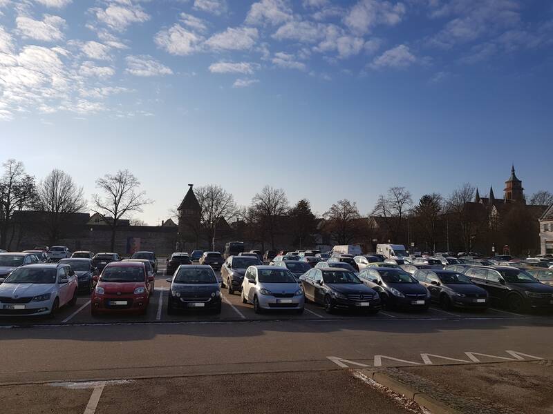 Viele Autos stehen auf einem Parkplatz.