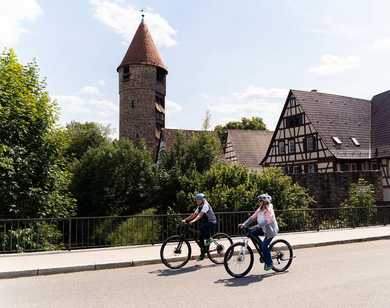 Zwei Radfahrer unterwegs in der Stadt.