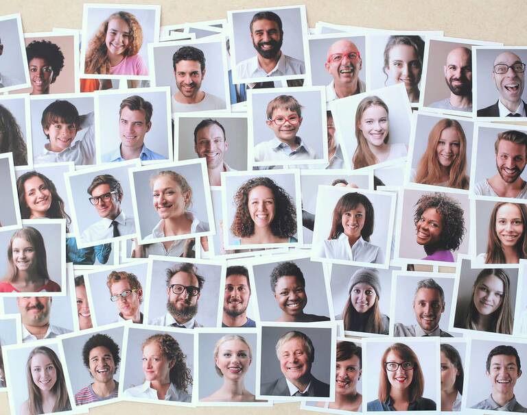 Eine Fotocollage mit Gesichtern unterschiedlicher Menschen.